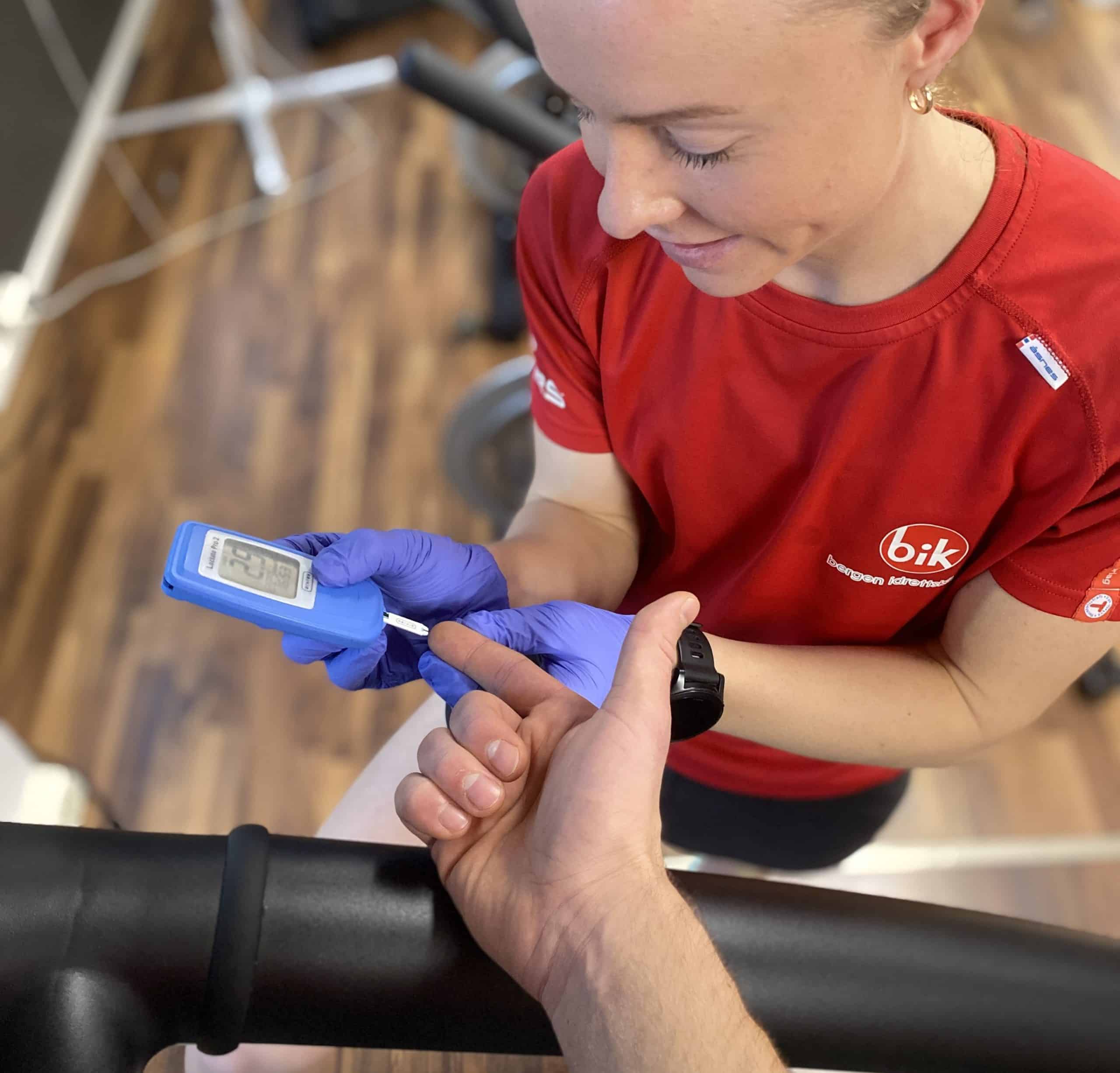 Fysioterapeut måler blodlaktat under laktatprofil