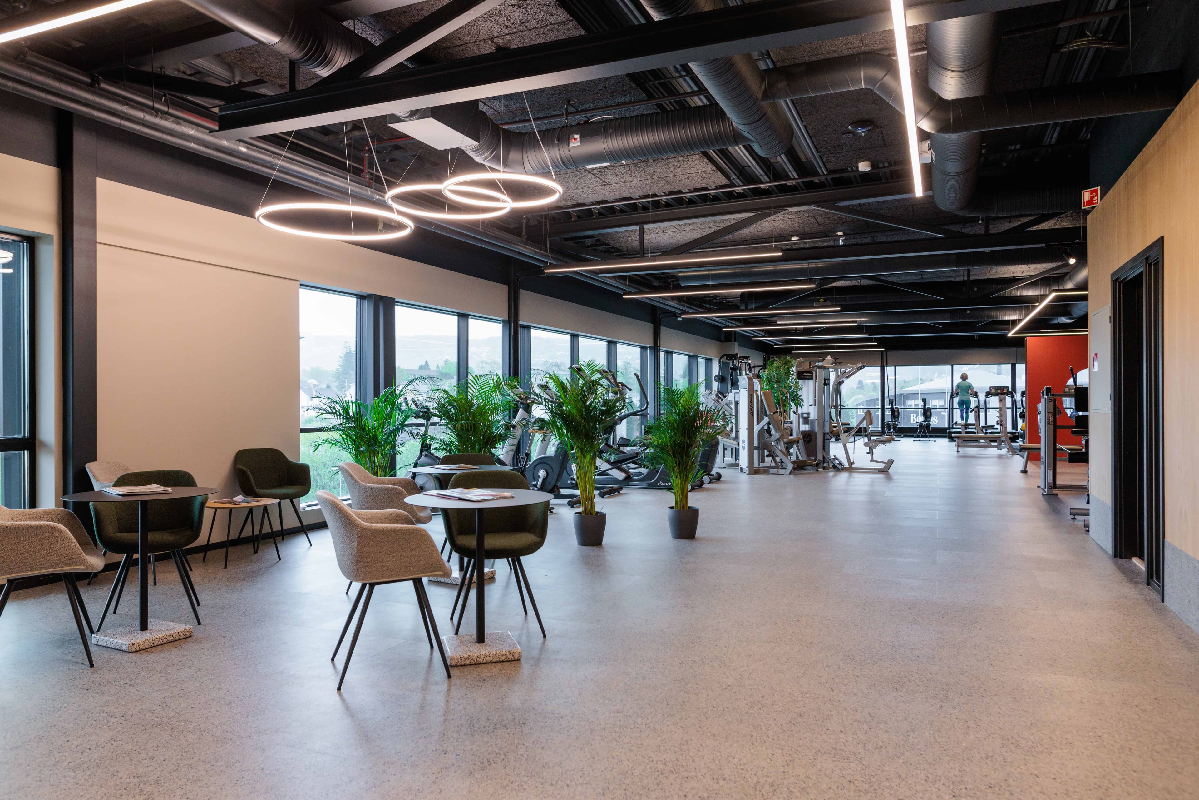 Den sosiale sonen med sittegrupper og planter