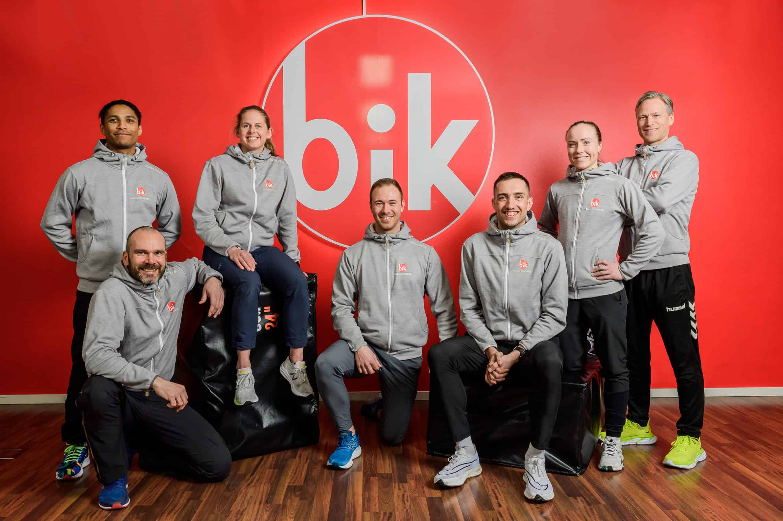 Teamet i Bergen Idrettsklinikk foran BIK-logoen