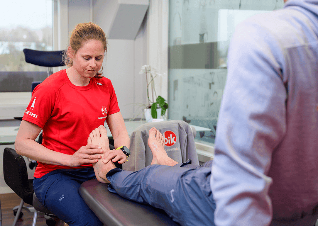 Fysioterapeut behandler pasient på klinikken
